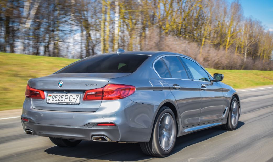 alt="parte trasera de la berlina BMW Serie 5"