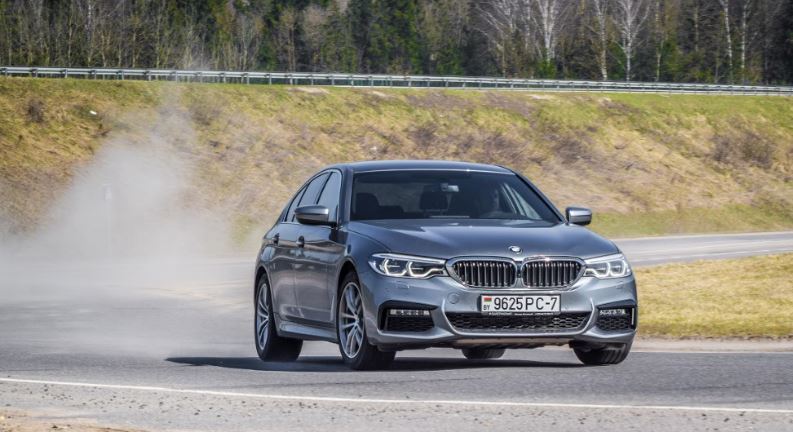 alt="BMW Serie 5 en circuito"