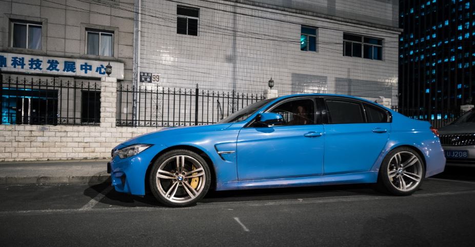 alt="BMW M3 azul eléctrico"