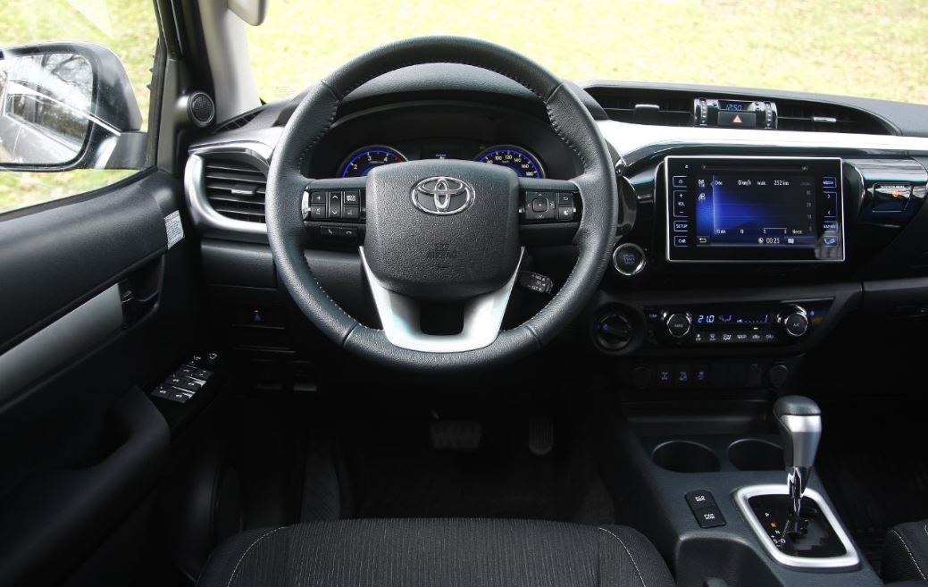 alt="Interior del Toyota Hilux"