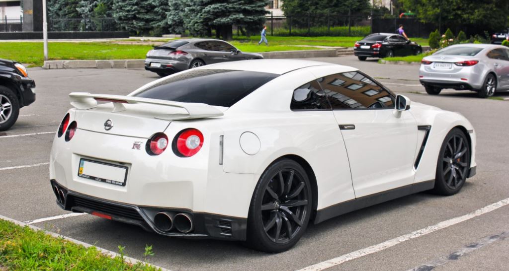 alt="Nuevo Nissan GT-R"