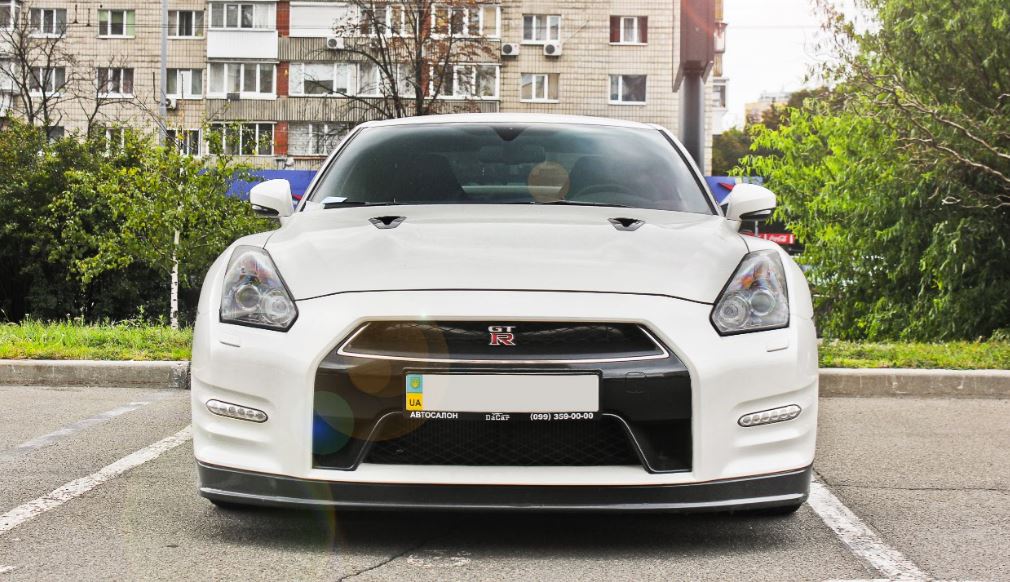 alt="Frontal del nuevo Nissan GT-R"