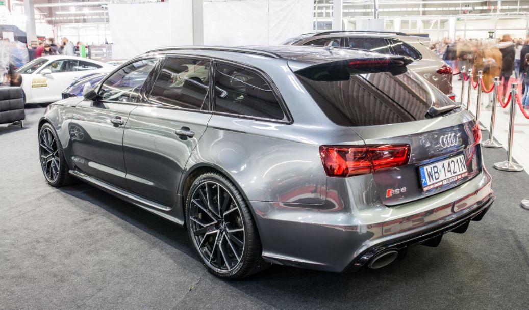 alt="Parte trasera del Audi RS6 Avant 2017"