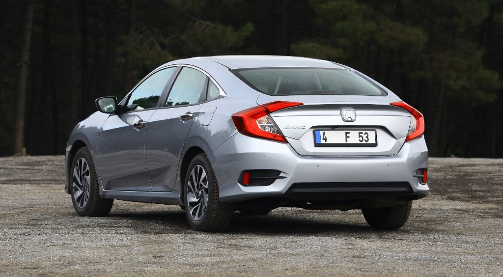 alt="Maletero y parte trasera del Honda Civic sedán"