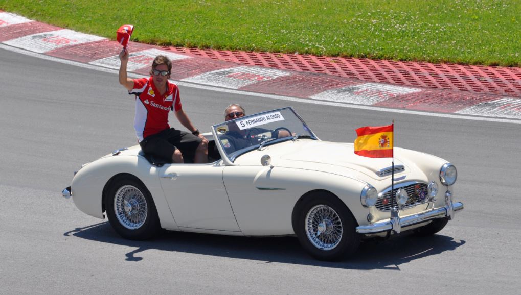 Fernando-Alonso-paseando-por-el-circuito