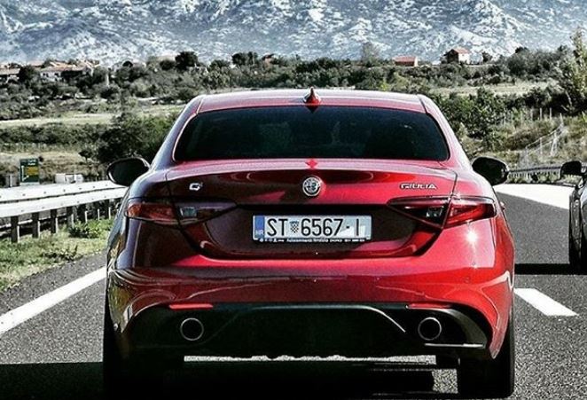 alt="Parte trasera del Alfa Romeo Gulia"