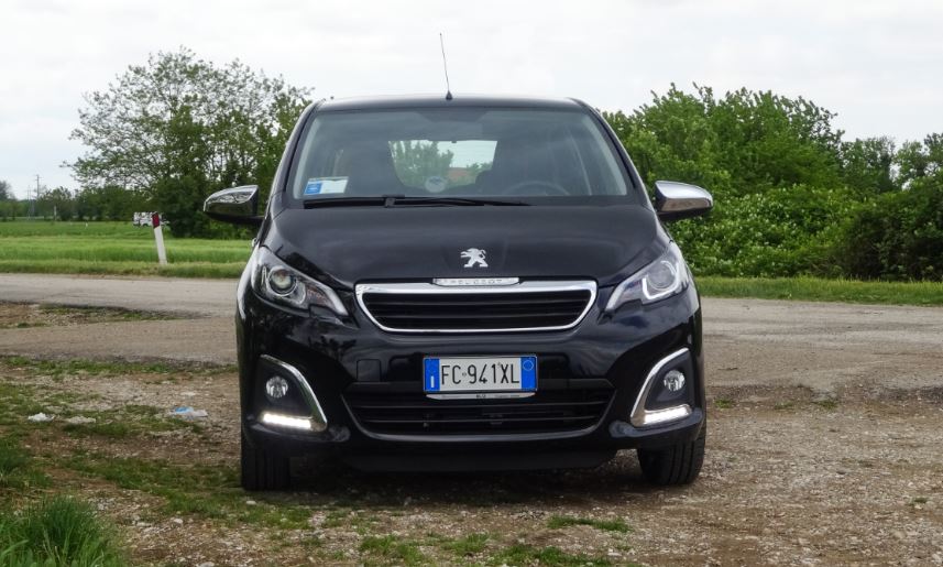 alt="el Peugeot 108 de frente"