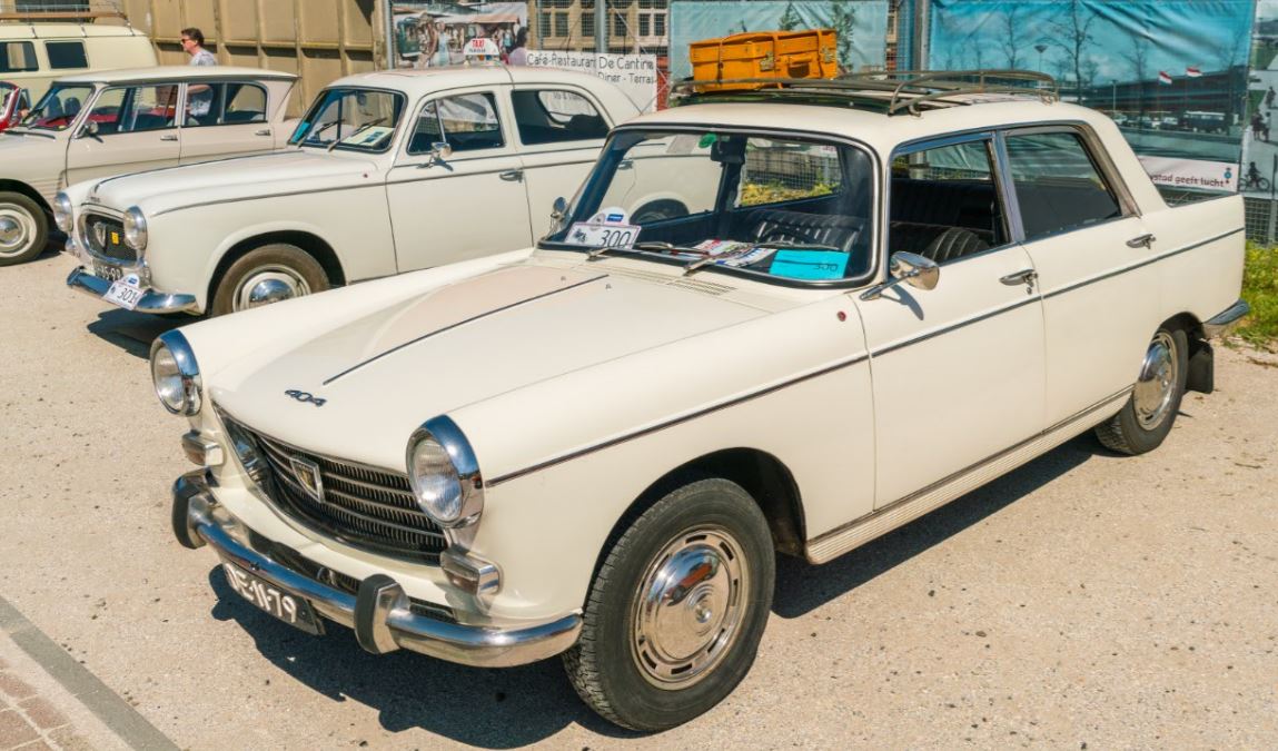 alt="Peugeot 404 old"