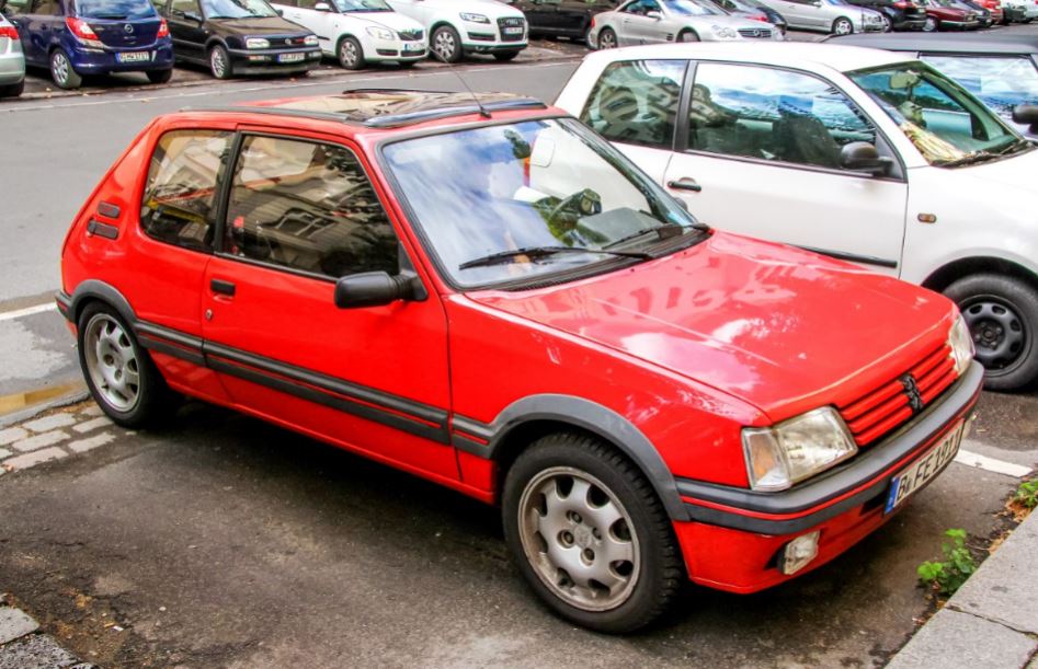 alt=" Peugeot 205 rojo"