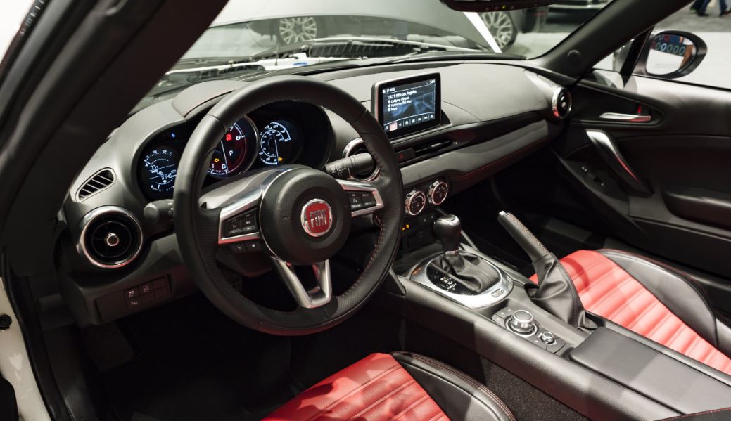 alt="Interior del nuevo Abarth Spider 124"