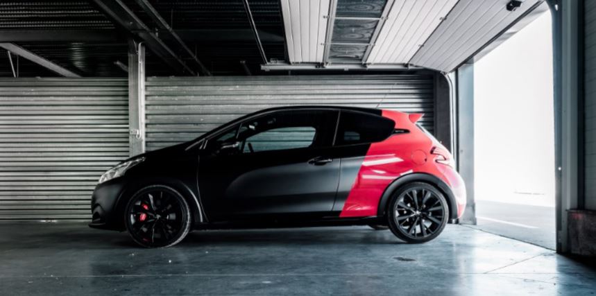 Peugeot 208 GTI by Peugeot Sport diseño en rojo y negro bicolor.