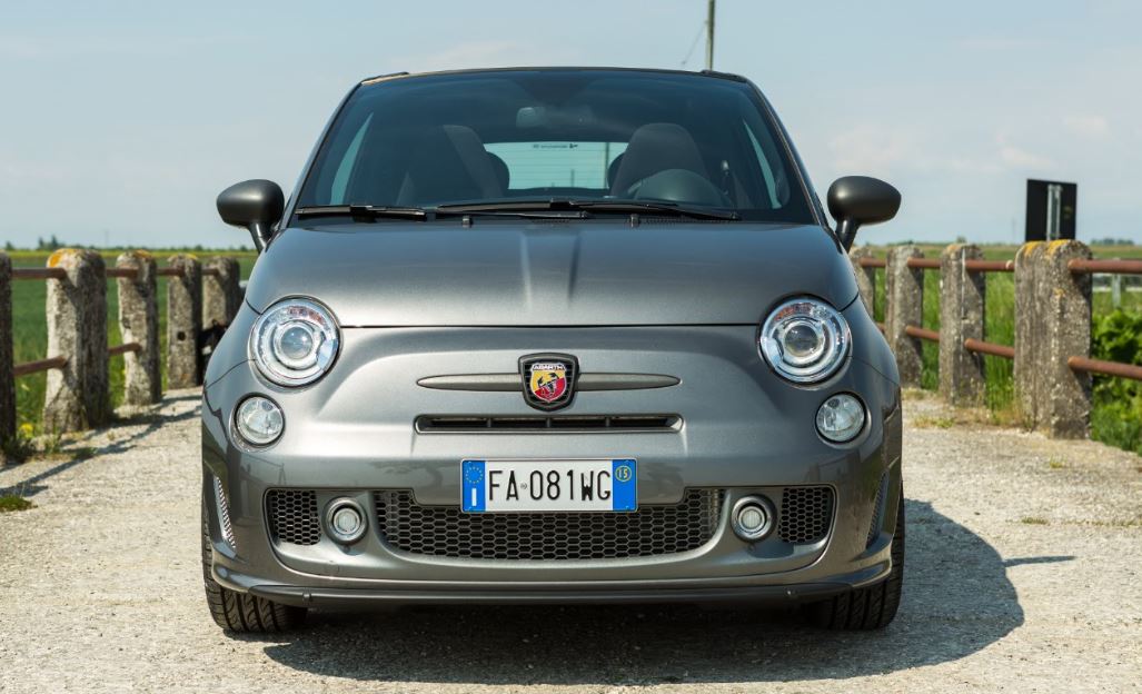 alt="la versión Abarth 595 es todo un deportivo"