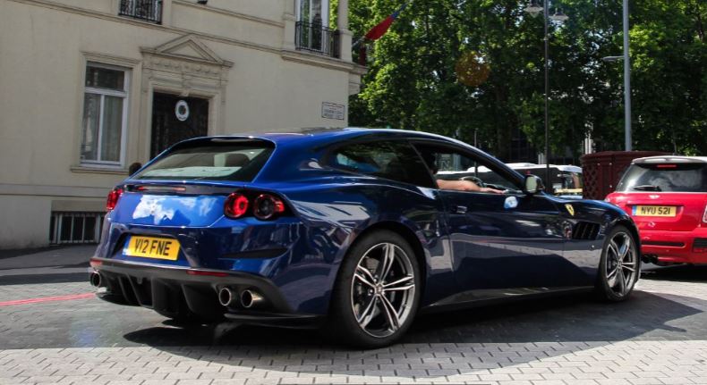 alt="Ferrari GTC4Lusso familiar"