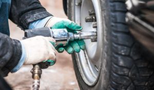 ¿Cómo cambiar la rueda de un coche?