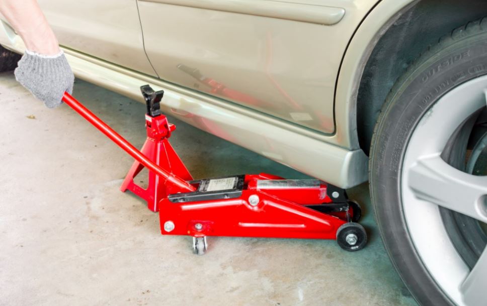 Como cambiar una rueda en caso de pinchazo en carretera.