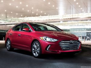 Hyundai Elantra, a la sombra de sus hermanos