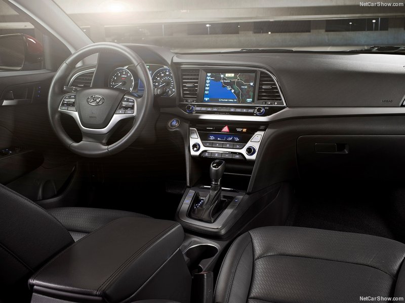 Hyundai Elantra: interior
