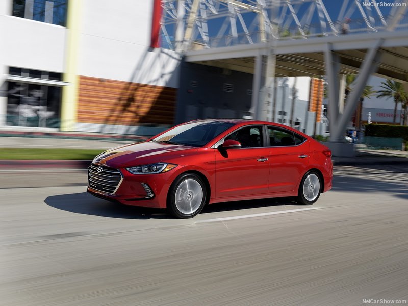 Hyundai Elantra: lateral