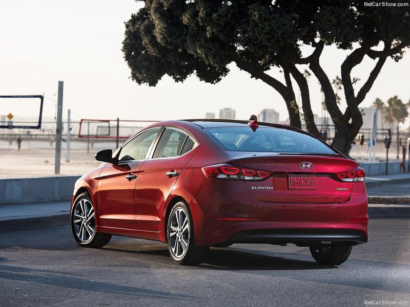 Hyundai Elantra: trasera