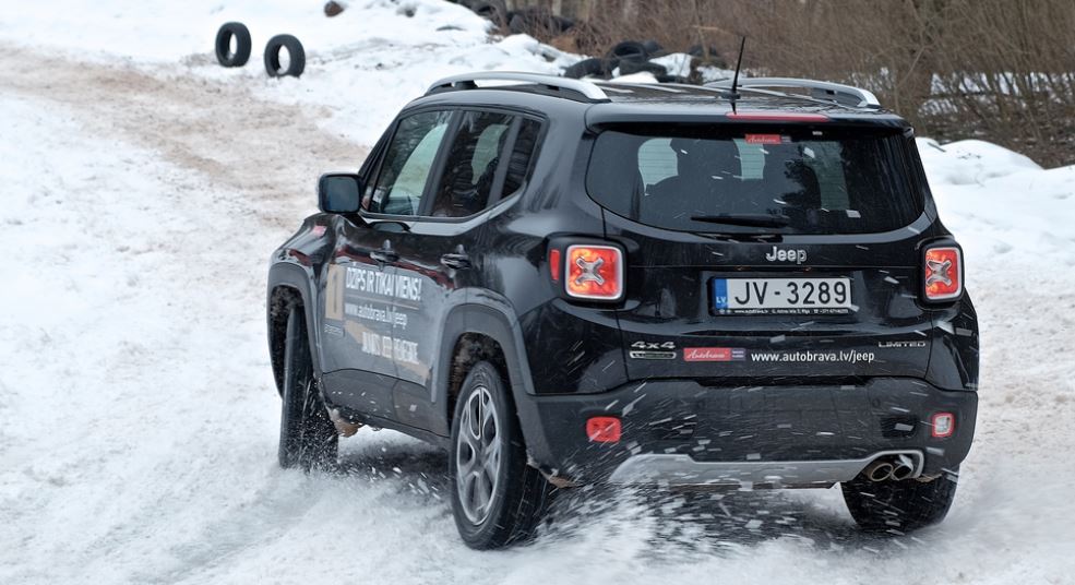 Jeep Renegade vista posterior nieve