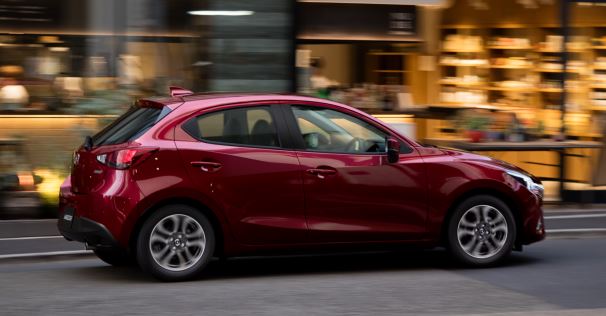 Imagen lateral del nuevo Mazda 2 2017