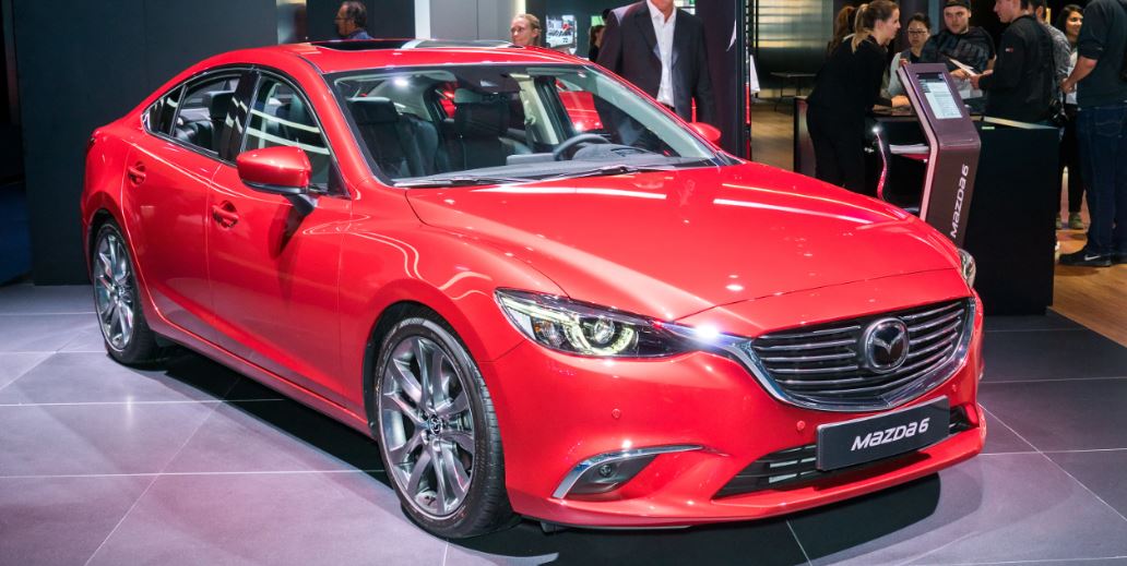 Mazda 6 visto de frente 2017