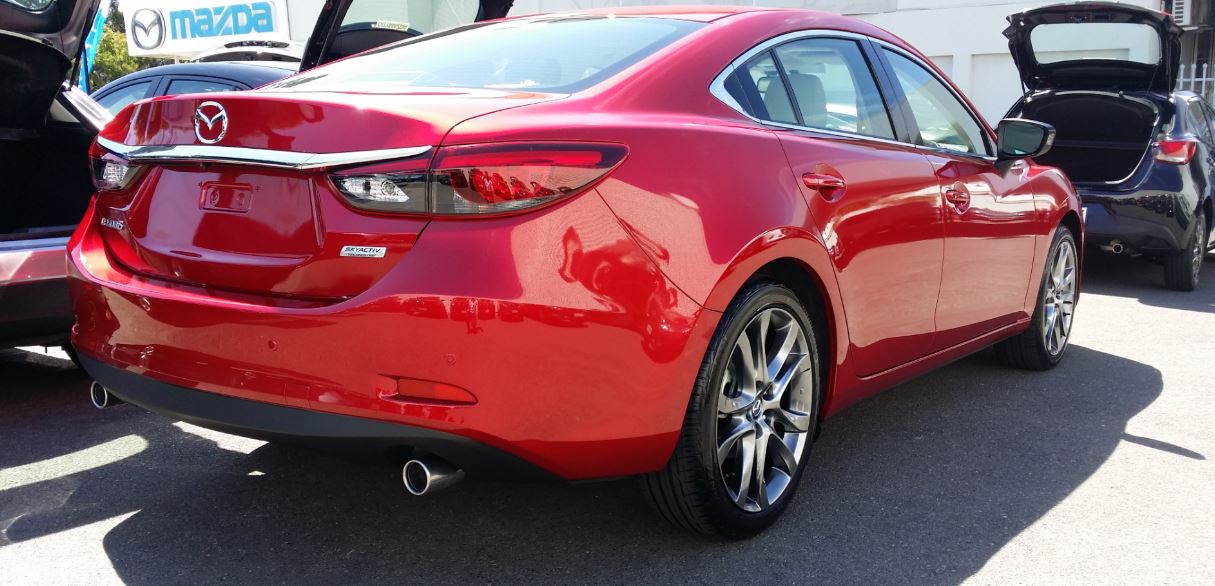 Vista posterior del nuevo Mazda 6 rojo