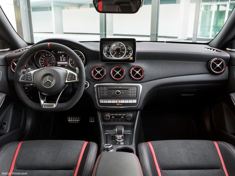 Mercedes AMG CLA 45: interior