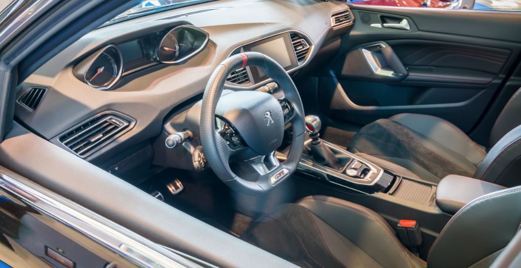 vista del interior del coche peugeot 308 GTi
