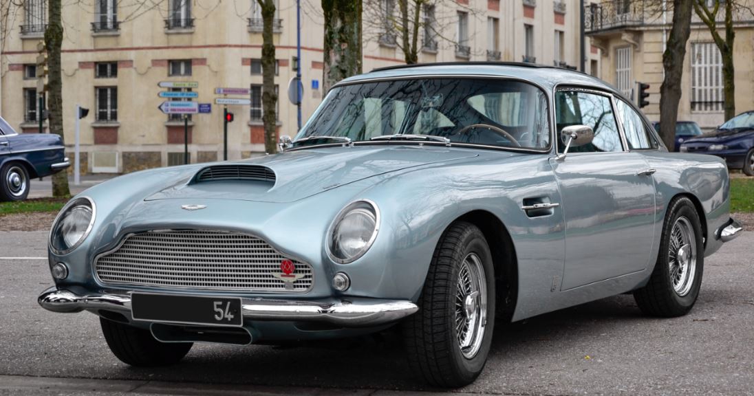 Aston martin DB5 007 historia marca británica