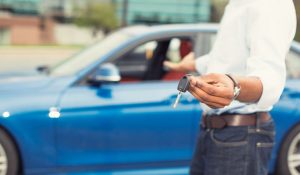¿Qué considerar antes de alquilar un coche?