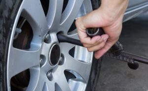 ¿Cómo cambiar una rueda tras un pinchazo?