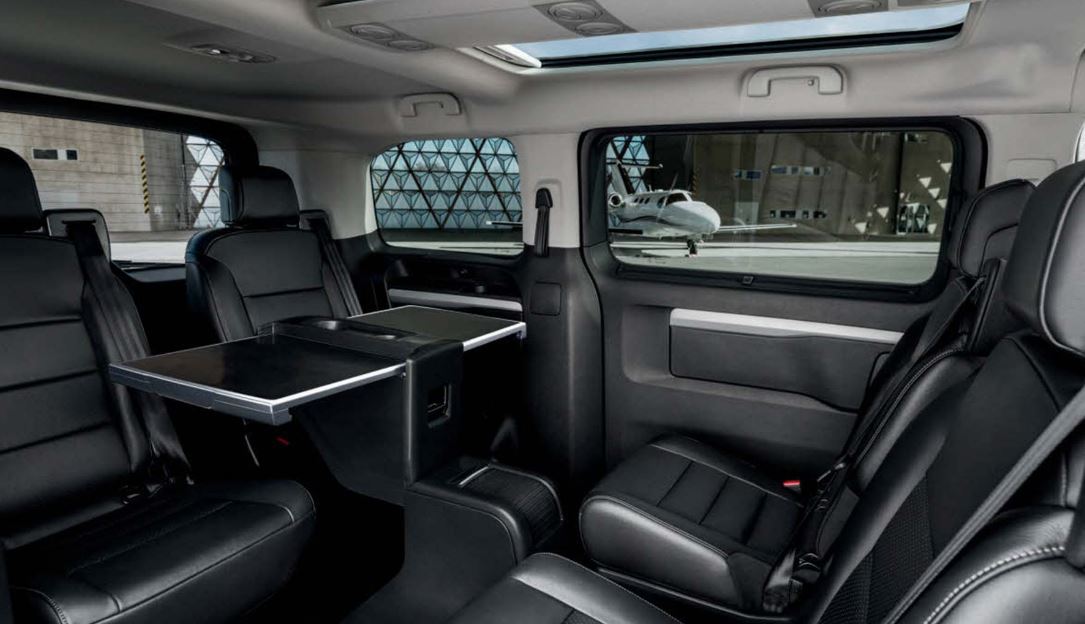 Interior del Traveller Peugeot Business.