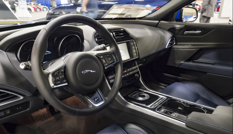 Jaguar XF interior berlina clásica