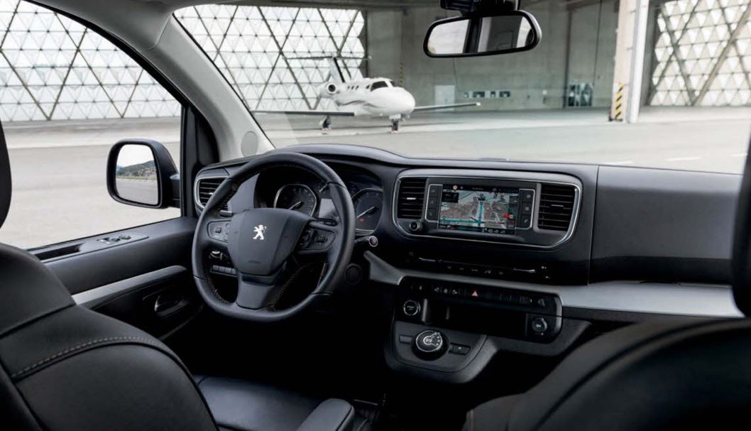 Puesto de conducción del Traveller Peugeot Business.