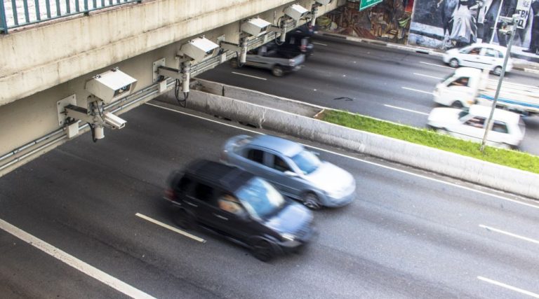 ¿Cómo funcionan los radares de tramo?