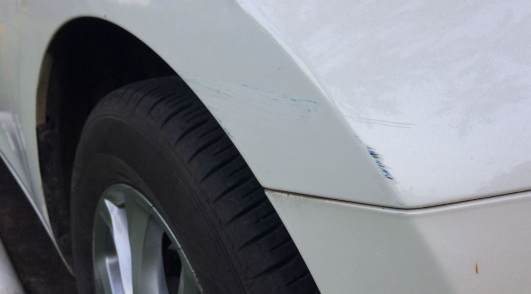 Reparar los arañazos de tu coche.