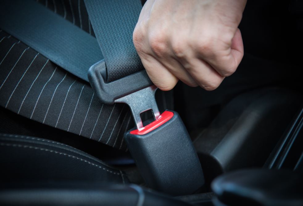 El invento del cinturón de seguridad y su implementación en todos los vehículos del mercado han reducido notablemente las muertes y lesiones por accidente de coche.