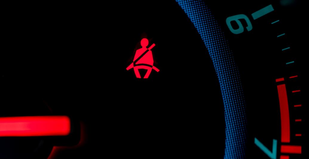 El invento del cinturón de seguridad y su implementación en todos los vehículos del mercado han reducido notablemente las muertes y lesiones por accidente de coche.