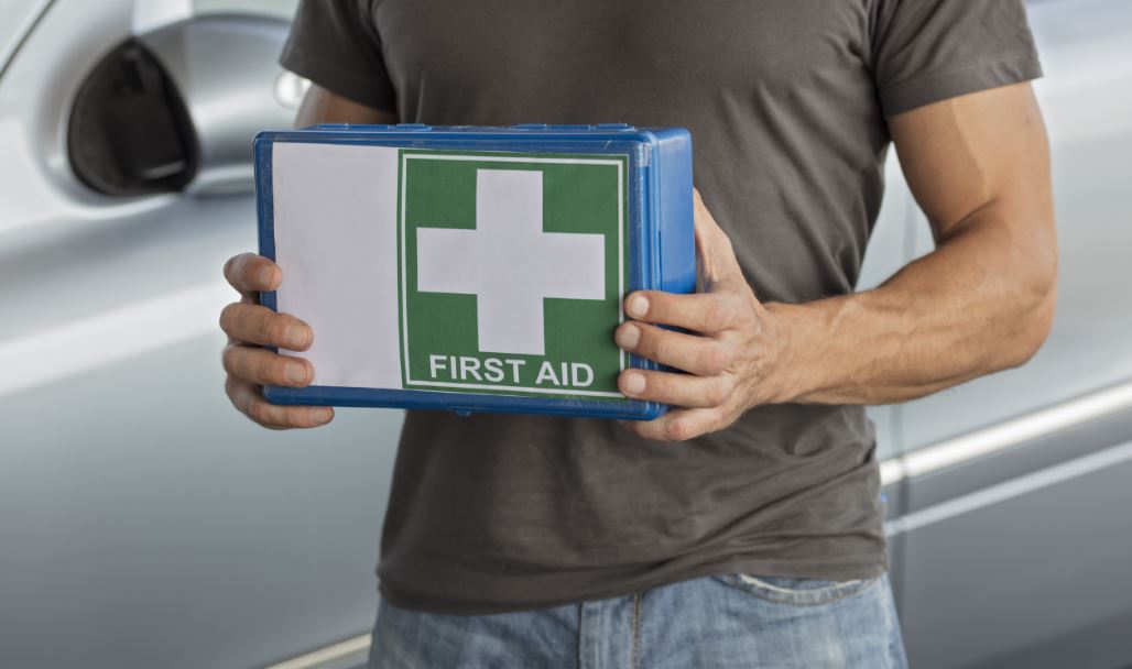 que llevar en el coche documentación agua cargador móvil triángulos de emergencia