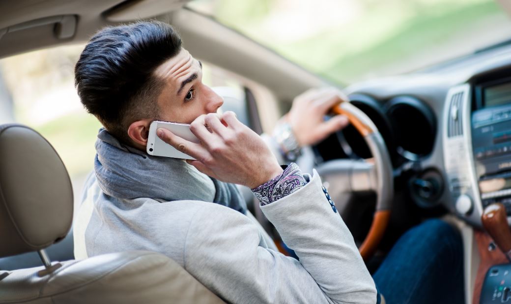 que llevar en el coche documentación agua cargador móvil triángulos de emergencia