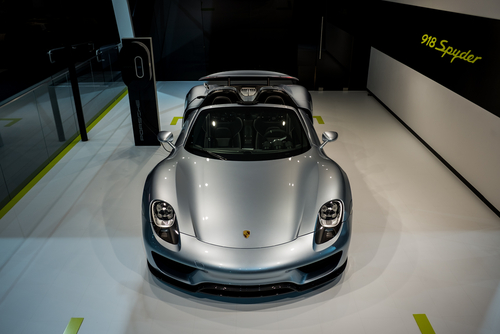Pintura Liquid Metal Silver del Porsche 918 Spyder deportivo