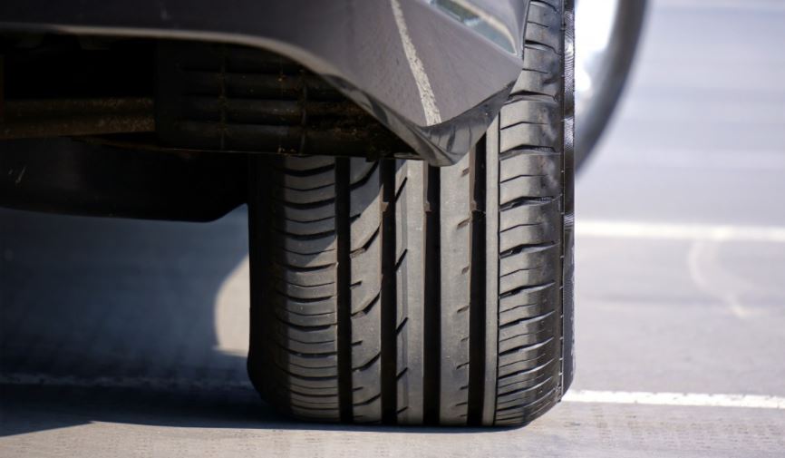 Presión correcta de los neumáticos para la seguridad en carretera, coche, rueda