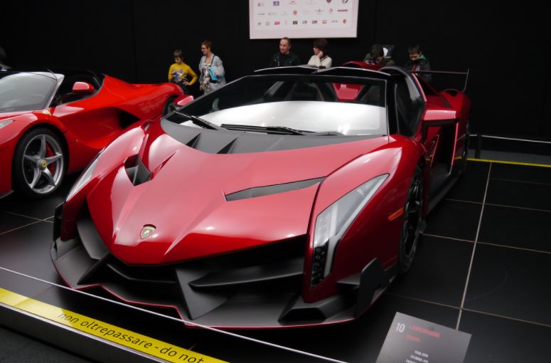 Los superdeportivos más caros del mercado, como el Lamborghini Veneno Roadster o el Bugatti Chiron.