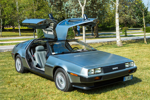 Vista frontal del Delorean DMC-12: puertas de ala de gaviota