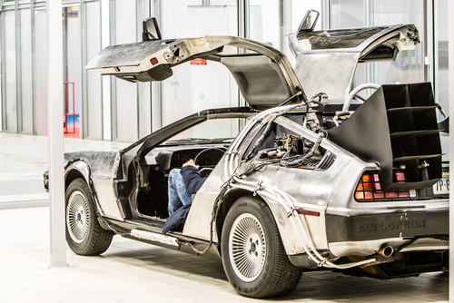 Vista trasera del DeLorean DMC-12: puertas de ala de gaviota