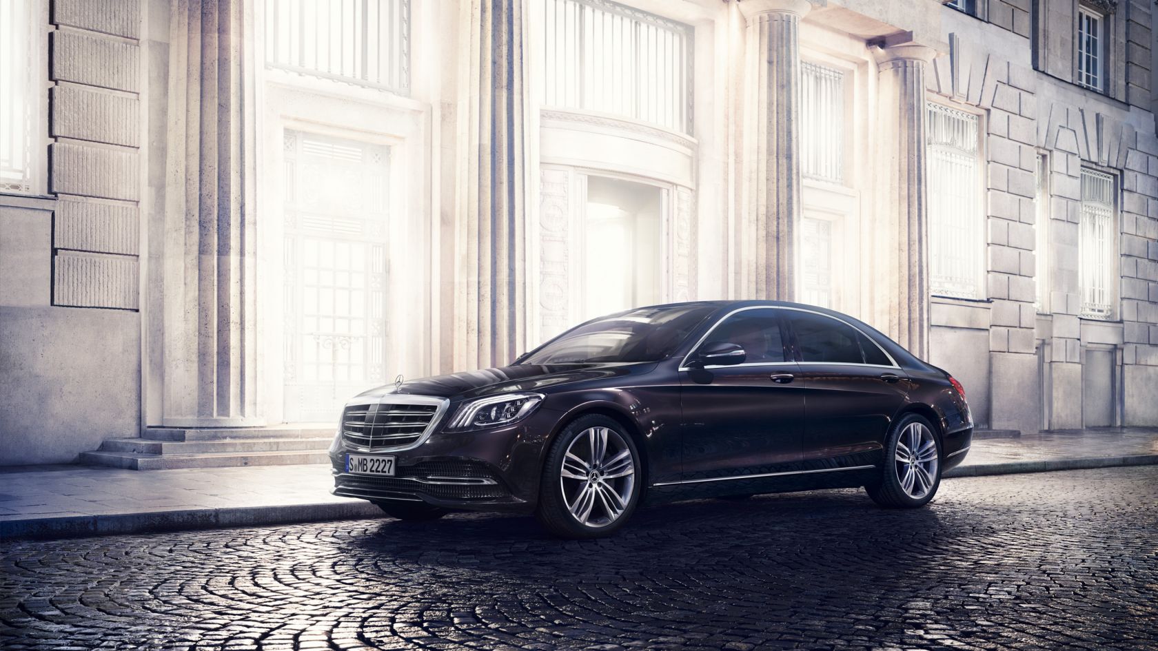 Berlina Mercedes Clase S: vista fronto-latera