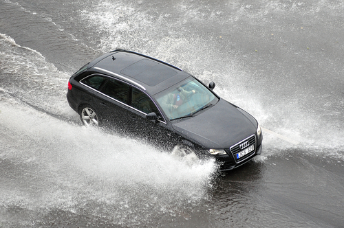 Conducción en mojado, trucos para evitar un accidente