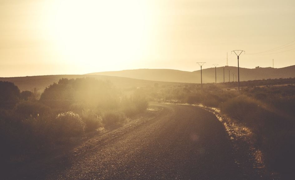 El atardecer sobre la carretera provoca poca visibilidad.