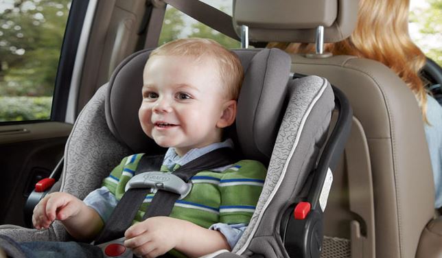 Bebe con la silla de seguridad en el coche.